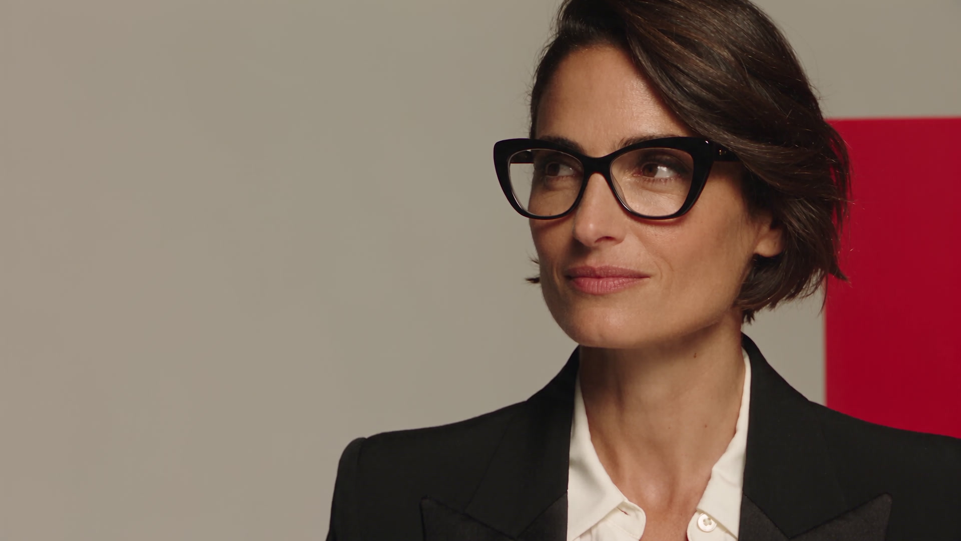 Retrato editorial de moda con gafas, creado con IA