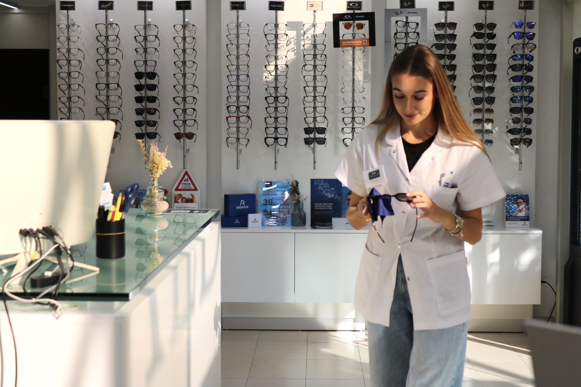 Preparación de unas gafas en tienda
